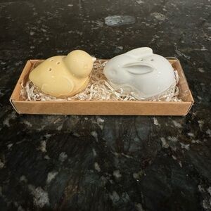 Hallmark Easter Bunny and Chick‎ Salt And Pepper Shakers NIB